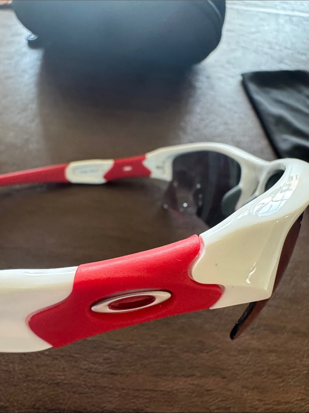 Oakley FLAK Boy’s White/Red Frame Sunglasses with blue Mirrored Lenses